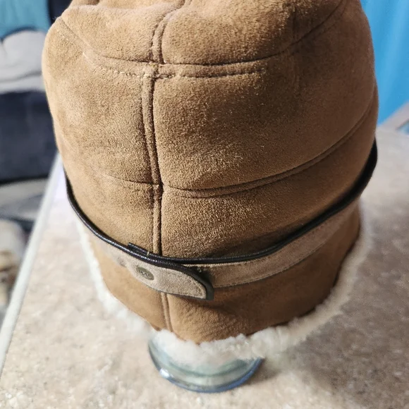 Ugg chestnut color hat size 0/S suede,shearing - Picture 4 of 4